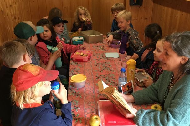 Die Kinder essen gesundes Obst im Bauwagen ERNA und raten von Marit Pohl vorgelesene Märchenrätsel. Foto Ulrich Geißler Die Kinder essen gesundes Obst im Bauwagen ERNA und raten von Marit Pohl vorgelesene Märchenrätsel. Foto Ulrich Geißler