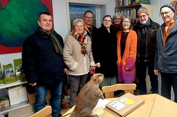Erwin Scheiner und Team gratulieren Conni Schlosser zum 25. Betriebsjubiläum, Foto Uwe Schlosser Erwin Scheiner und Team gratulieren Conni Schlosser zum 25. Betriebsjubiläum, Foto Uwe Schlosser
