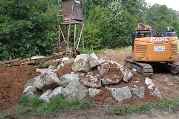 Muschelkalksteine, ungesiebter Grubensand und Holzanteile werden zur Erhöhung der Strukturvielfalt verarbeitet. Das biologisch wertvolle Biotop erhöht die Artenvielfalt. Muschelkalksteine, ungesiebter Grubensand und Holzanteile werden zur Erhöhung der Strukturvielfalt verarbeitet. Das biologisch wertvolle Biotop erhöht die Artenvielfalt.