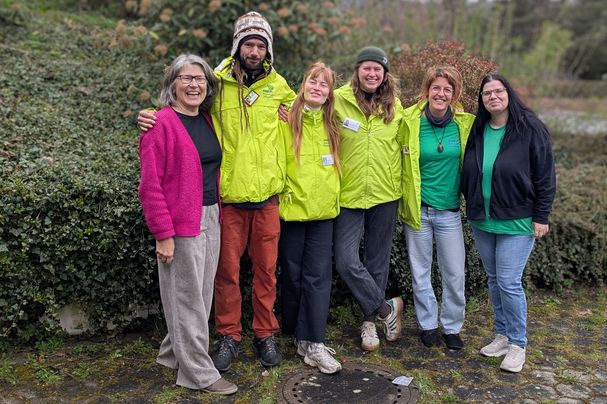 Conni Schlosser (links) und Alexandra Pfister (rechts) freuen sich, dass das BN-Team mit Dennis, Theresa, Marion und Michelle den BN vorstellen und für ihn werben wird Conni Schlosser (links) und Alexandra Pfister (rechts) freuen sich, dass das BN-Team mit Dennis, Theresa, Marion und Michelle den BN vorstellen und für ihn werben wird