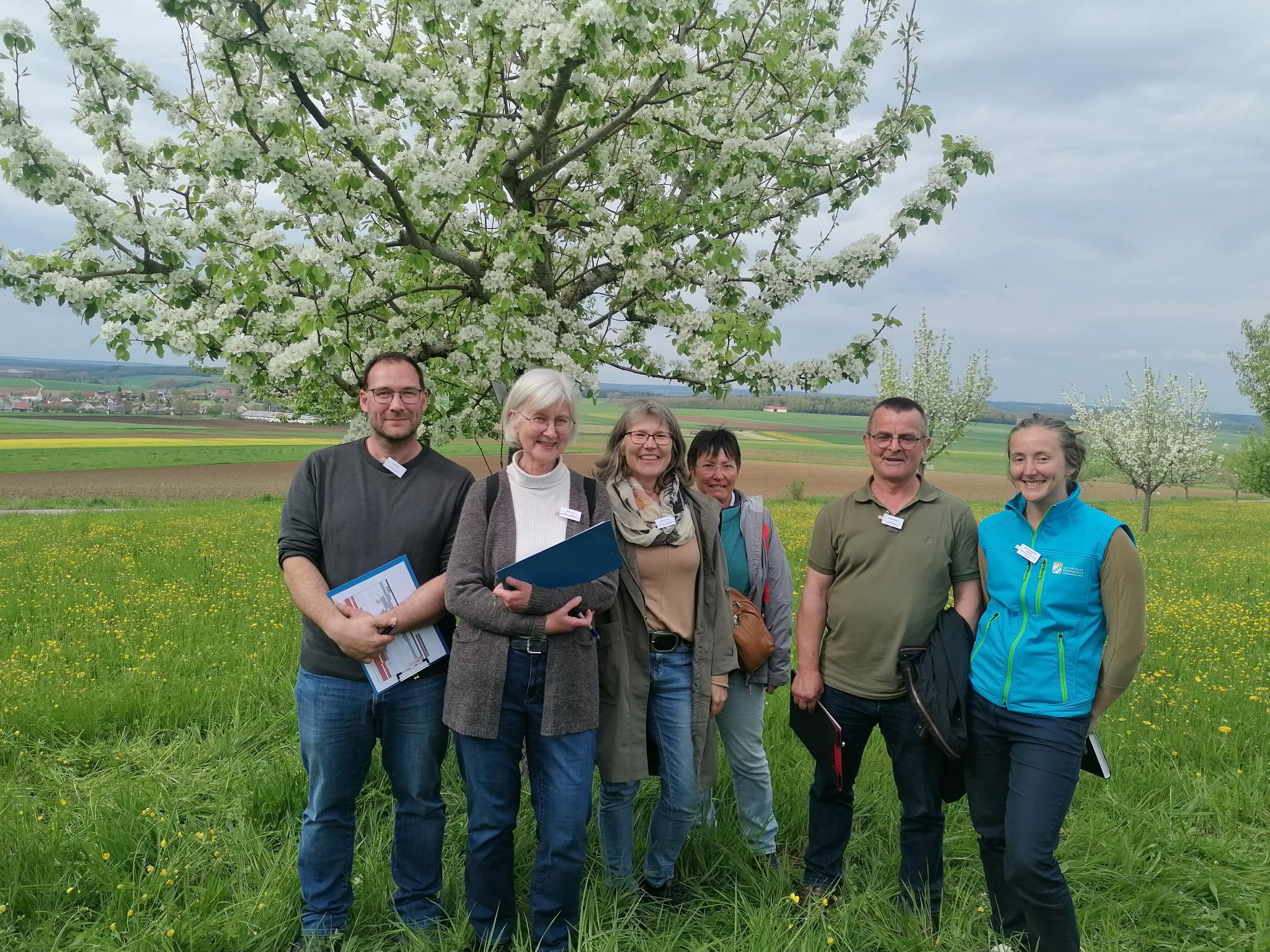 Die Teilnehmenden am Streuobstklimaprojekt aus Main-Spessart bei der Auf-taktveranstaltung in Gnotzheim. Von links Peter Kraft aus Stadelhofen (private Wiese), Doris Appel und Conni Schlosser (BN Marktheidenfeld), Silvi Löwe (BN Retzbach), Joachim Hörni Die Teilnehmenden am Streuobstklimaprojekt aus Main-Spessart bei der Auf-taktveranstaltung in Gnotzheim. Von links Peter Kraft aus Stadelhofen (private Wiese), Doris Appel und Conni Schlosser (BN Marktheidenfeld), Silvi Löwe (BN Retzbach), Joachim Hörnig (private Wiese und BN Marktheidenfeld), Michelle Horn- Cetinköprülü(Streuobstberaterin Main-Spessart). Foto Michelle Horn- Cetinköprülü