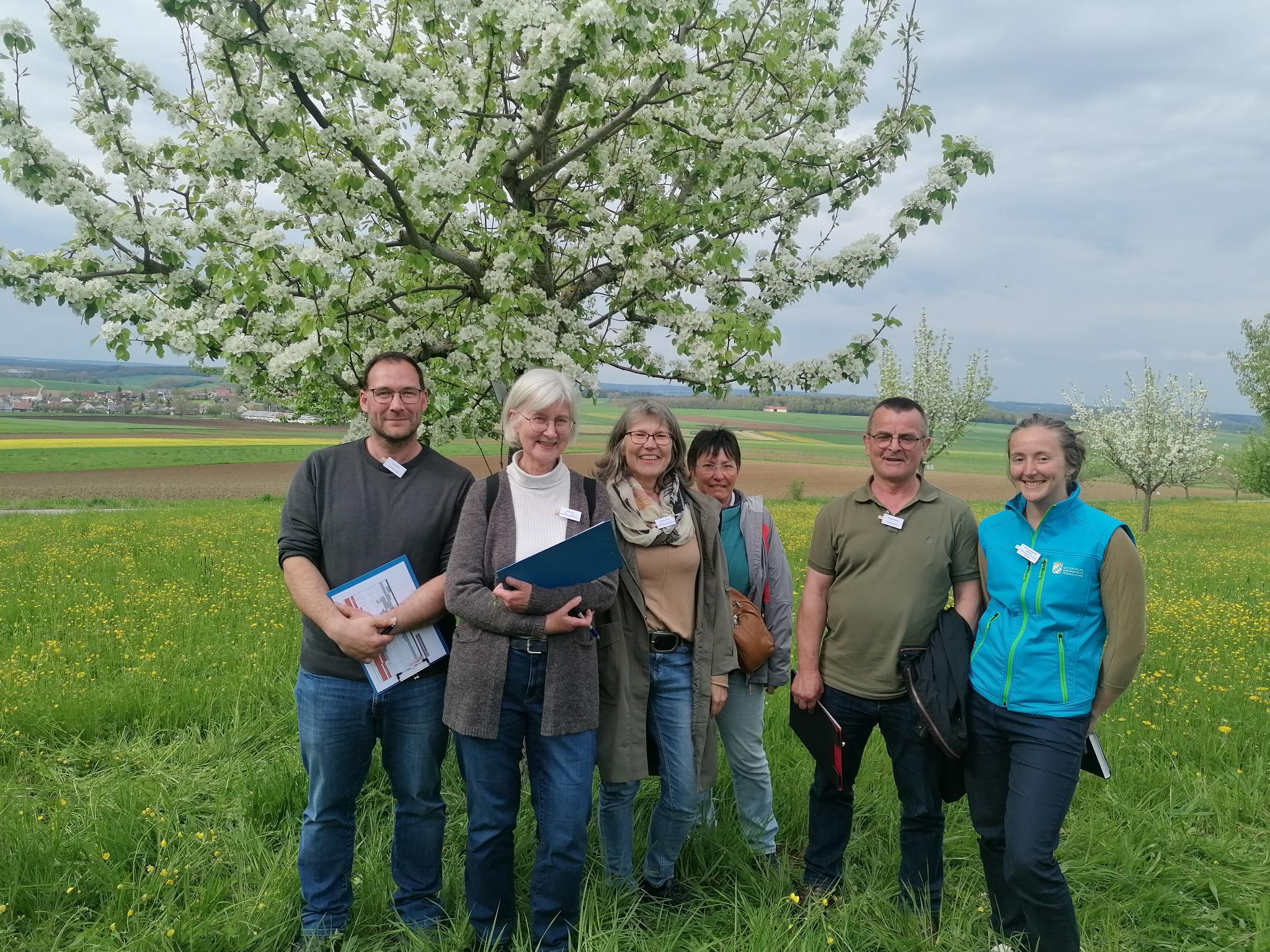 Die Teilnehmenden am Streuobstklimaprojekt aus Main-Spessart bei der Auf-taktveranstaltung in Gnotzheim. Von links Peter Kraft aus Stadelhofen (private Wiese), Doris Appel und Conni Schlosser (BN Marktheidenfeld), Silvi Löwe (BN Retzbach), Joachim Hörnig (private Wiese und BN Marktheidenfeld), Michelle Horn- Cetinköprülü(Streuobstberaterin Main-Spessart). Foto Michelle Horn- Cetinköprülü 