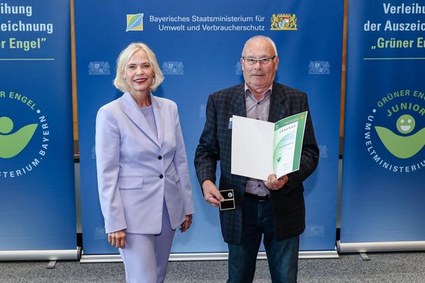 Die Regierungspräsidentin überreicht in Vertretung des Umweltministers die Auszeichnung an Manfred Wirsching; Foto STMUV Bayern Die Regierungspräsidentin überreicht in Vertretung des Umweltministers die Auszeichnung an Manfred Wirsching; Foto STMUV Bayern