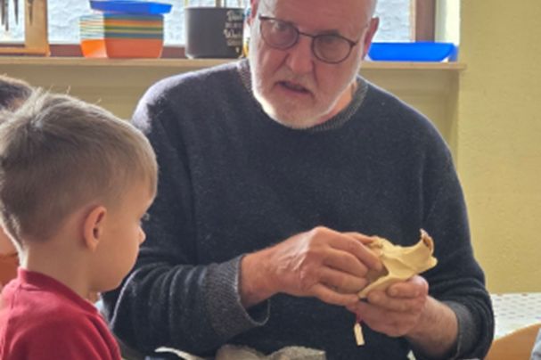 Erwin Scheiner präsentiert den Unterkiefer eines Bibers, Foto KITA Lohgraben Erwin Scheiner präsentiert den Unterkiefer eines Bibers, Foto KITA Lohgraben