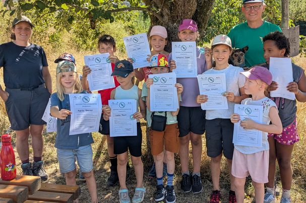 Stolz präsentieren die Kinder der Wanderaktion ihre Heupferdchen-Urkunden, mit im Bild Tabea und Thomas mit Tino, Foto Conni Schlosser Stolz präsentieren die Kinder der Wanderaktion ihre Heupferdchen-Urkunden, mit im Bild Tabea und Thomas mit Tino, Foto Conni Schlosser